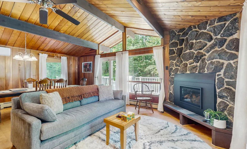 Cozy house in woods w/ gas fireplace, partial a/c, deck, bbq, w/d, wifi, kitchen