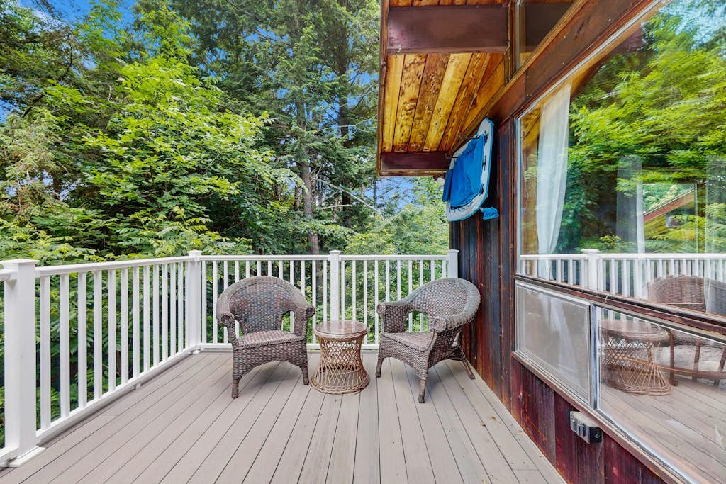 Cozy house in woods w/ gas fireplace, partial a/c, deck, bbq, w/d, wifi, kitchen