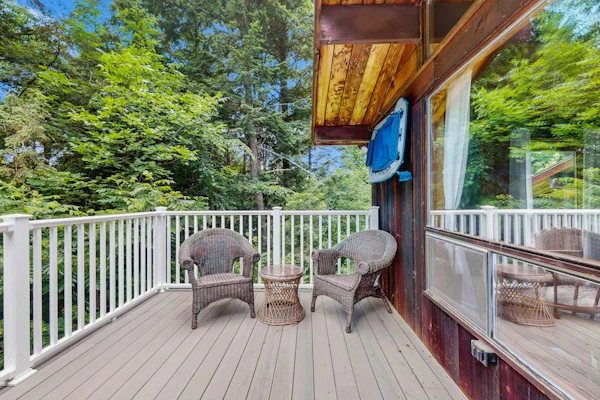 Cozy house in woods w/ gas fireplace, partial a/c, deck, bbq, w/d, wifi, kitchen