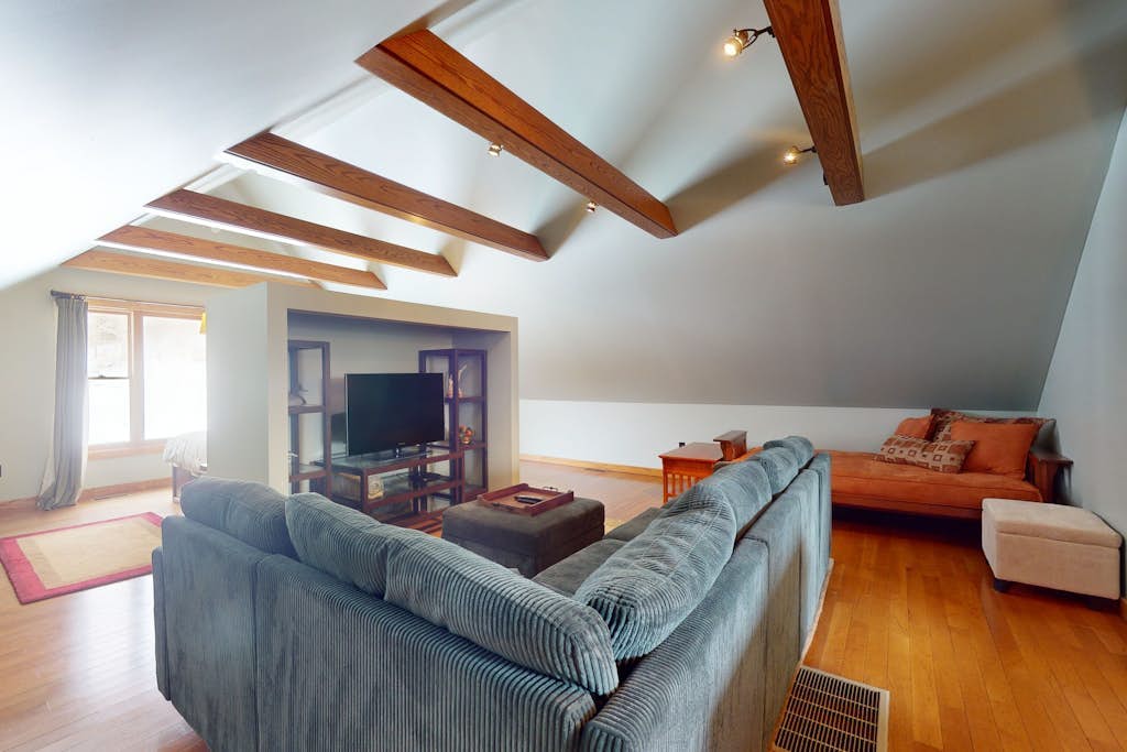 Spacious studio, dog-friendly, close to recreation, central a/c, TV, wifi