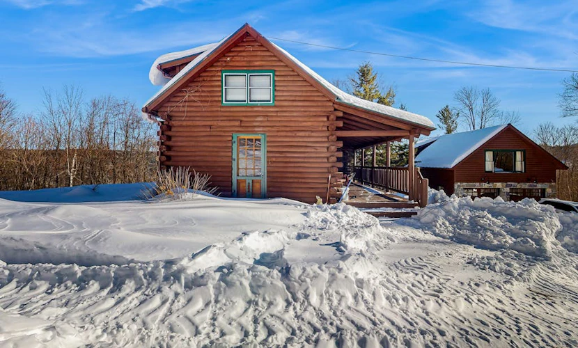 Cozy log cabin & loft, close to recreation, dog-friendly, bbq, balcony, a/c, w/d