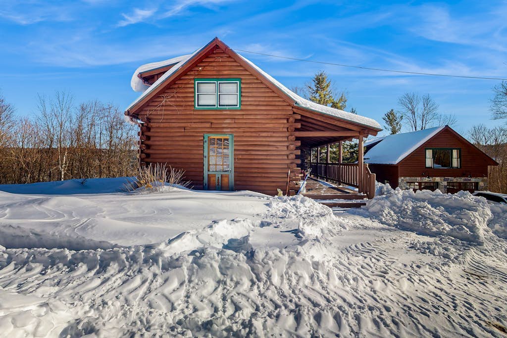 Cozy log cabin close to recreation, dog-friendly, balcony, BBQ, w/d, TVs, kayaks