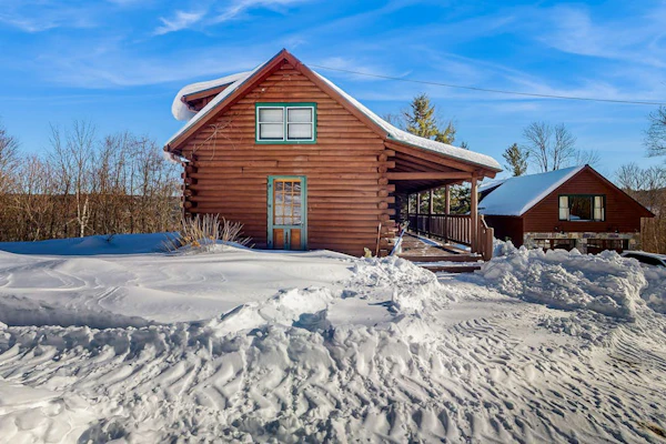Cozy log cabin close to recreation, dog-friendly, balcony, BBQ, w/d, TVs, kayaks