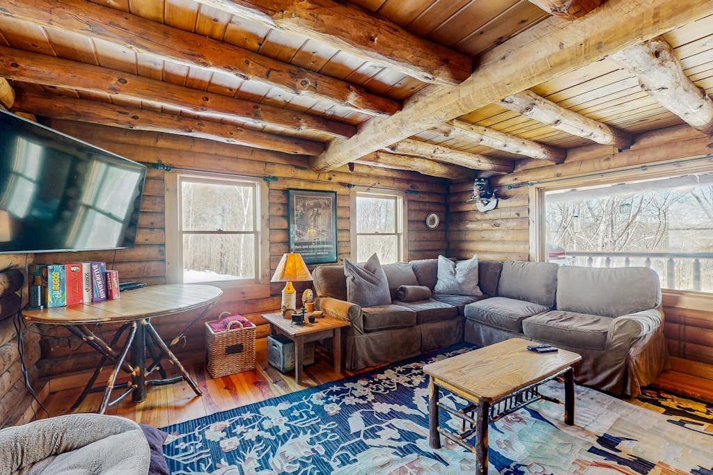 Cozy log cabin close to recreation, dog-friendly, balcony, BBQ, w/d, TVs, kayaks