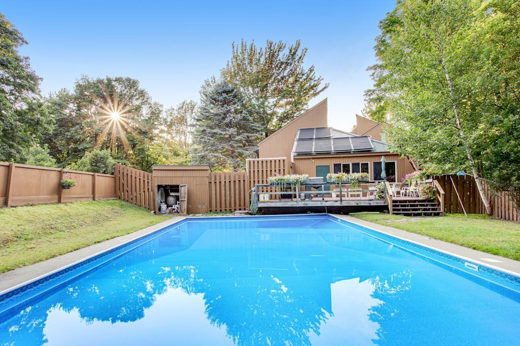 Cozy open-concept condo, close to ski resorts, balcony, pool, tennis, sauna