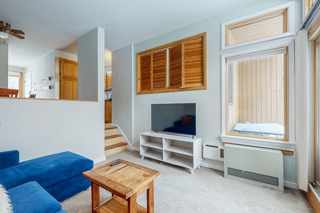 Cozy open-concept condo, close to ski resorts, balcony, pool, tennis, sauna