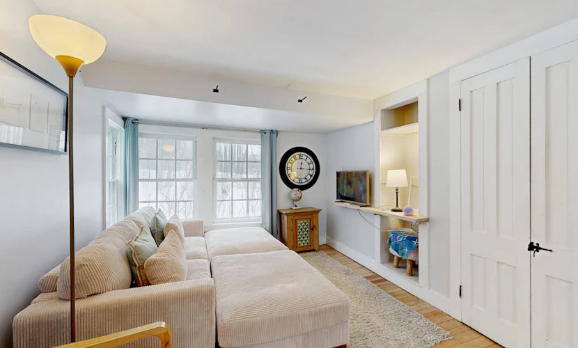 Cozy updated apartment: near skiing, hiking, shops & dining