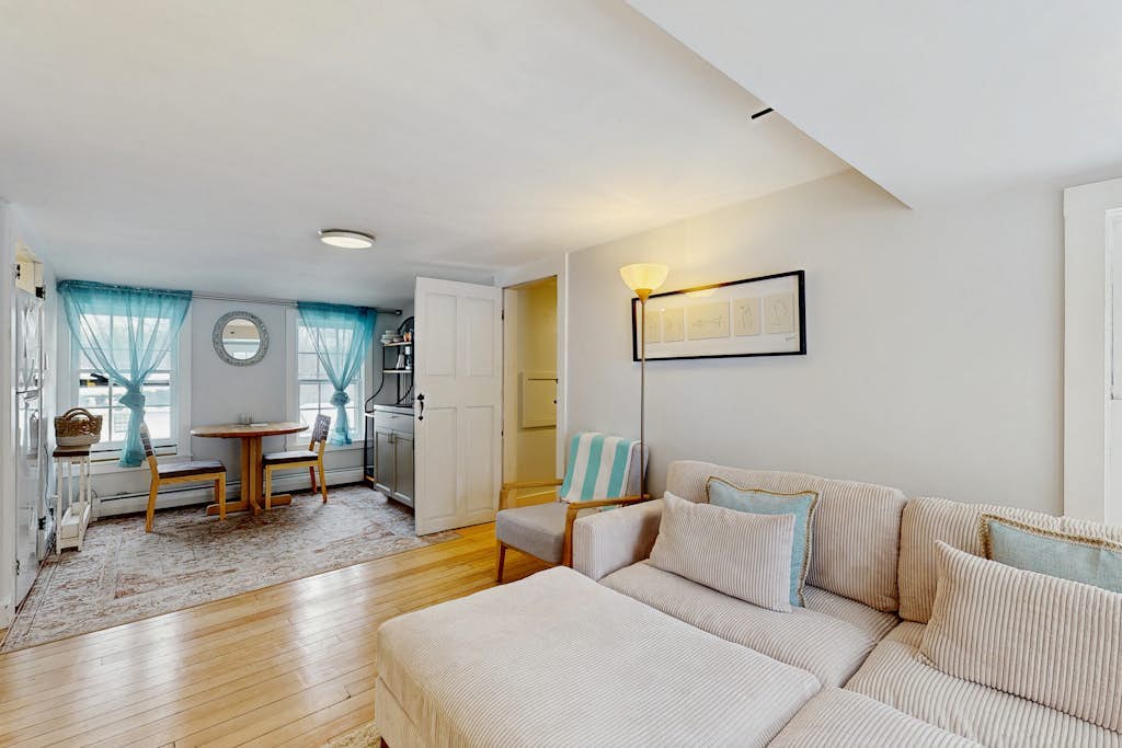 Cozy updated apartment: near skiing, hiking, shops & dining
