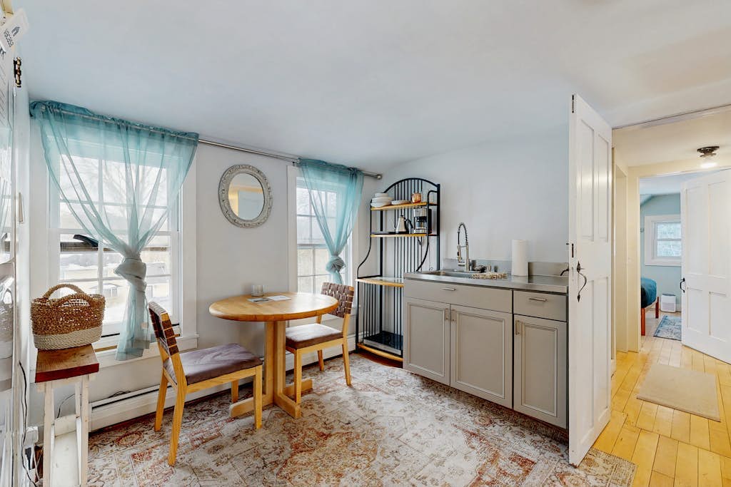 Cozy updated apartment: near skiing, hiking, shops & dining