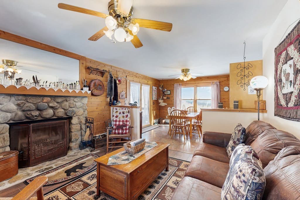 Cabin on 12 acres w/ valley views, sledding hills, bbq, firepit, w/d, wifi