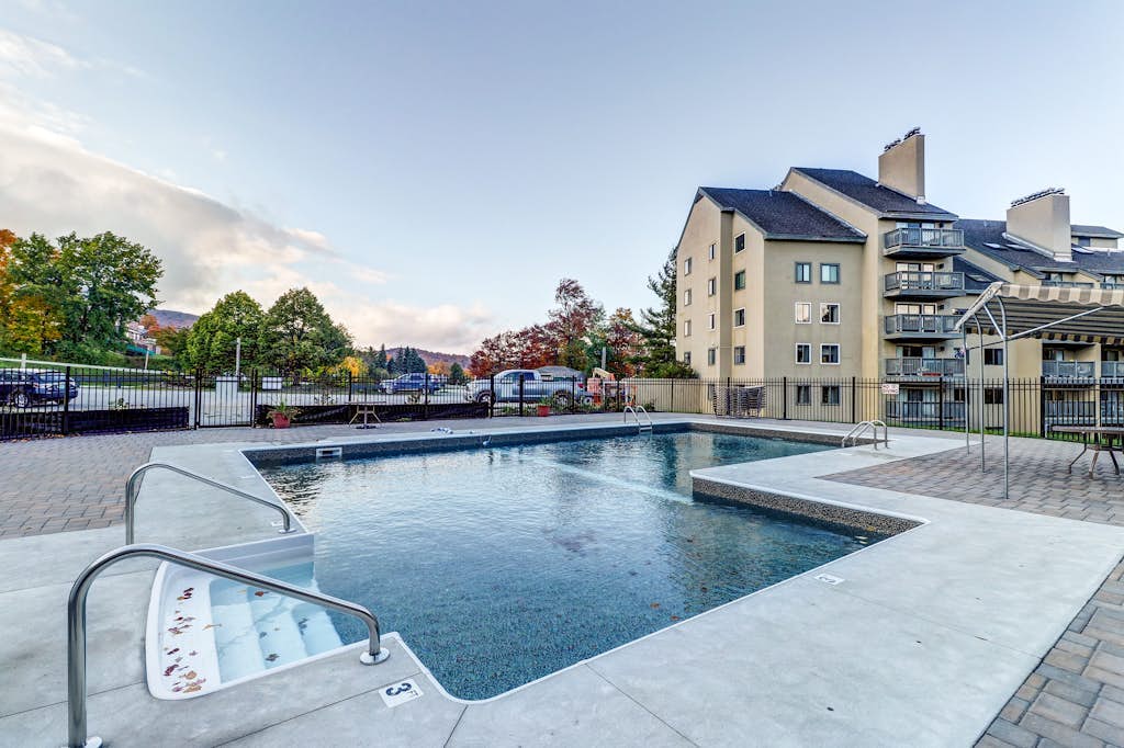 Cozy studio with balcony, full kitchen, and free WiFi - walk to lifts