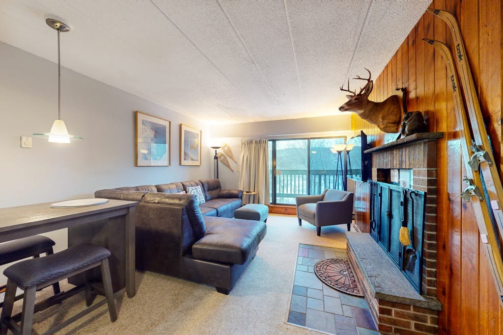High-floor resort condo with free WiFi and full kitchen - walk to lifts
