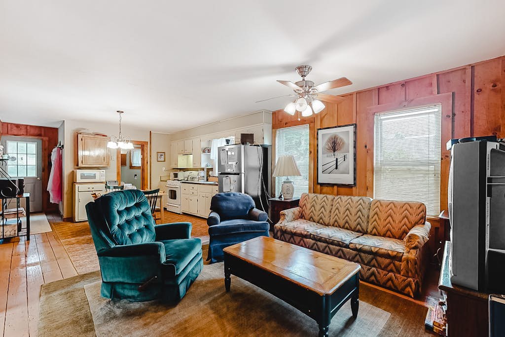 Quaint lakefront home with great views & full kitchen