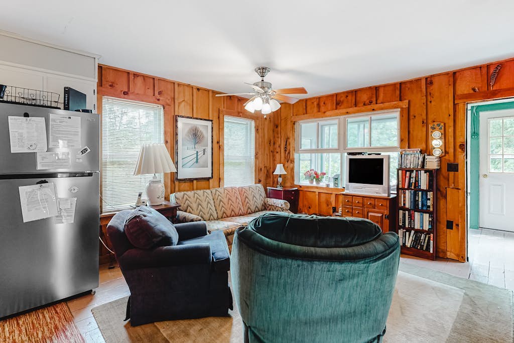 Quaint lakefront home with great views & full kitchen