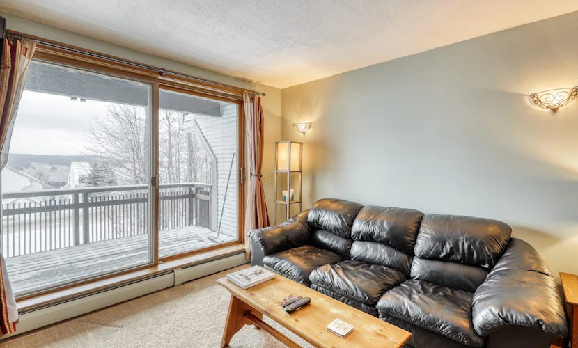 Ski-in/out condo with pool, hot tub, sauna & fast WiFi