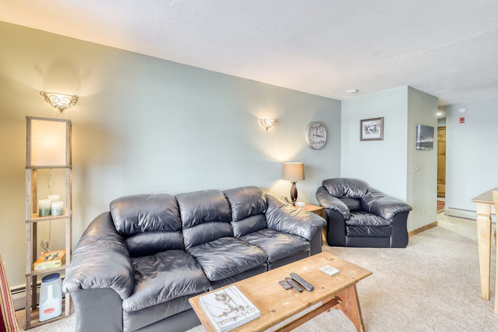 Ski-in/out condo with  pool, hot tub, sauna & fast WiFi