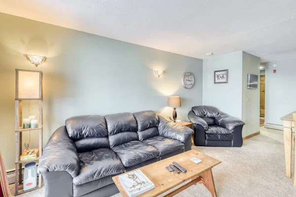 Ski-in/out condo with pool, hot tub, sauna & fast WiFi