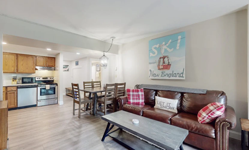 Resort condo with balcony & shared seasonal amenities - close to skiing