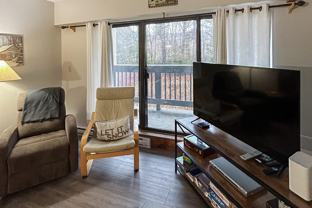 Resort condo with balcony & shared seasonal amenities - close to skiing