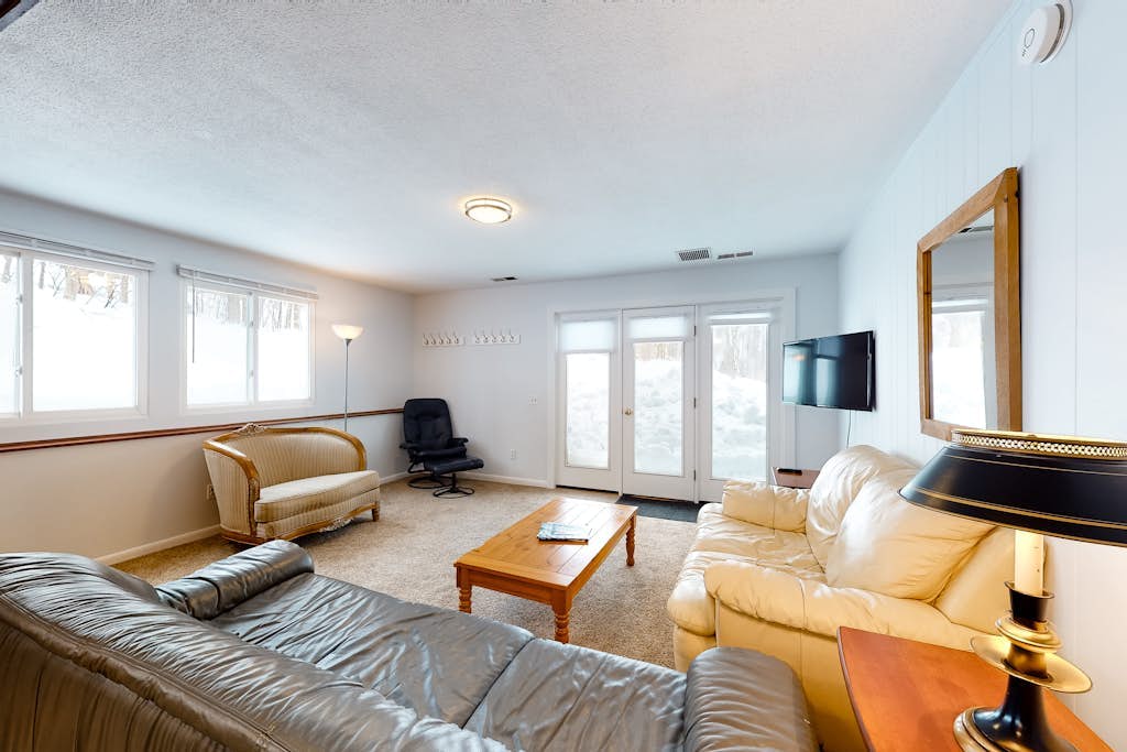 Charming, mountain view retreat with a kitchen & fast WiFi - close to the slopes
