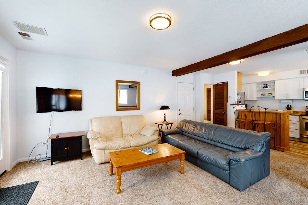 Charming, mountain view retreat with a kitchen & fast WiFi - close to the slopes