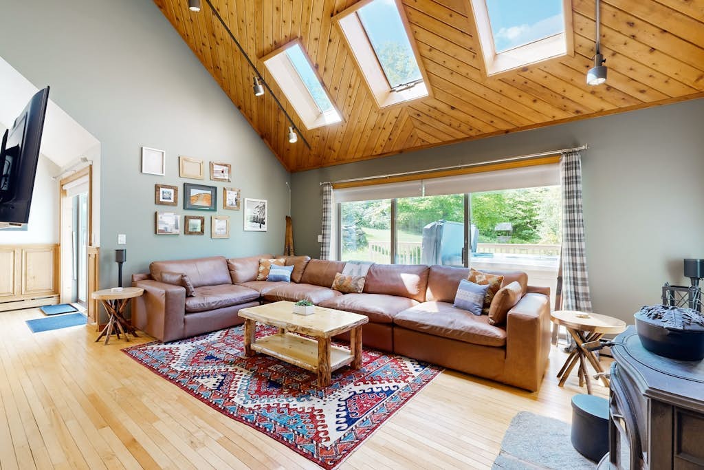 3-story secluded home with private sauna, hot tub, pond on-site
