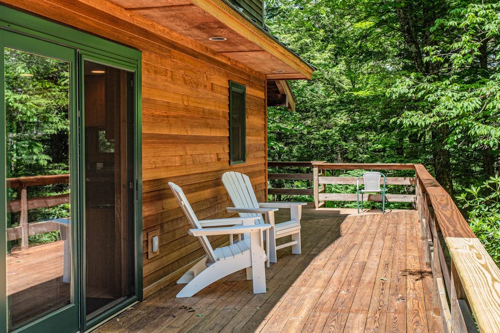 Luxe Quechee home on quiet road - chef's kitchen, two-car garage, screened porch