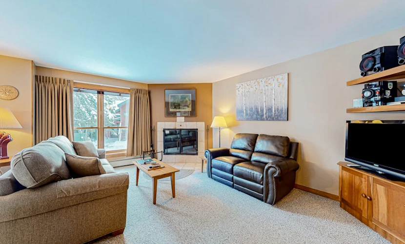 Mountain view condo with pool, hot tub, sauna & gym - walk to lifts & golf