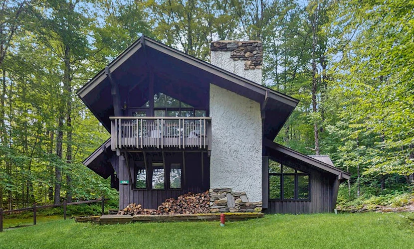 Cozy house in woods w/ balcony, bonus room, creek