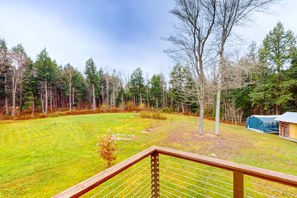Cozy house in the woods, riverfront, trail, fireplace, wifi, w/d, bbq, balcony