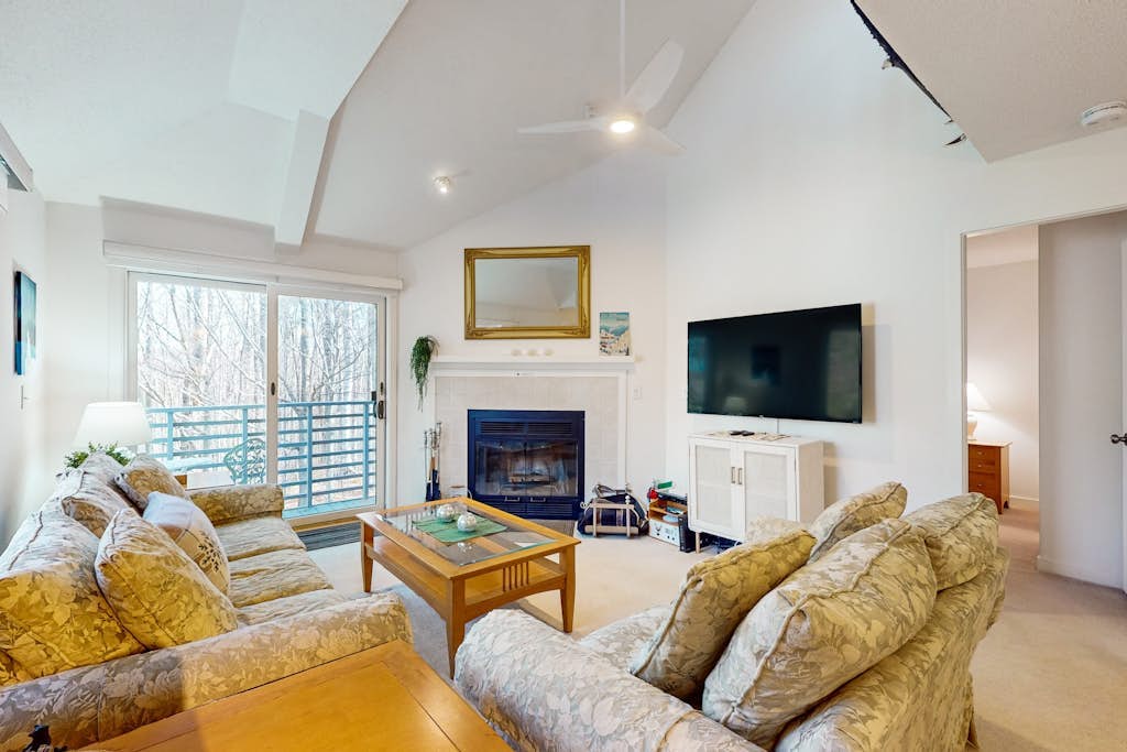 Cozy condo w/ balcony, indoor pool, hot tub, sauna, gym, steam room
