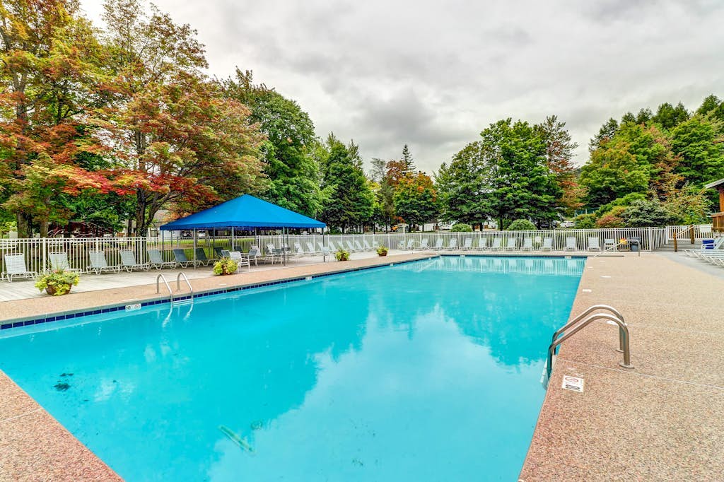 Convenient Condo with Pool - Mountain Views, Near Town & Slopes