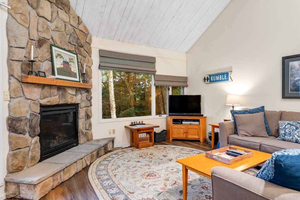 Convenient Condo with Pool - Mountain Views, Near Town & Slopes