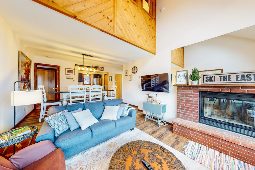 Cozy Sugarbush condo w/ beautiful mountain views - close to skiing