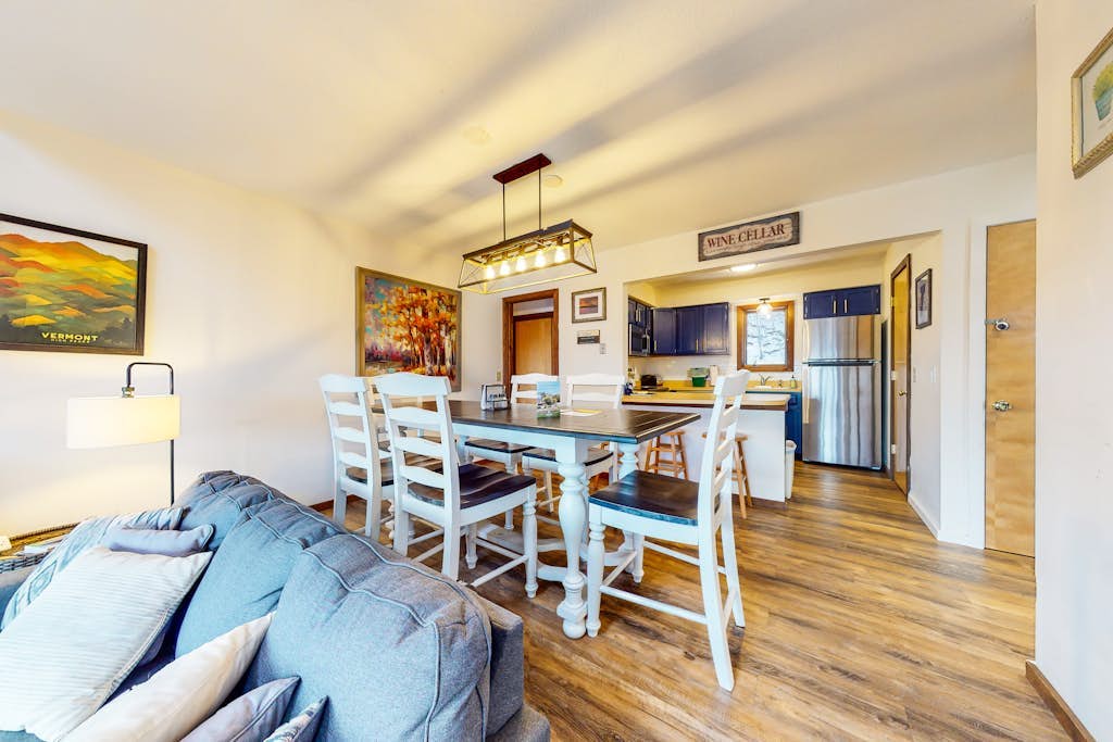 Cozy Sugarbush condo w/ beautiful mountain views - close to skiing