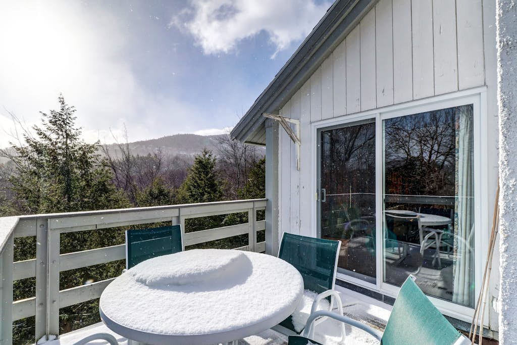 Bright condo with pool & sauna- close to skiing