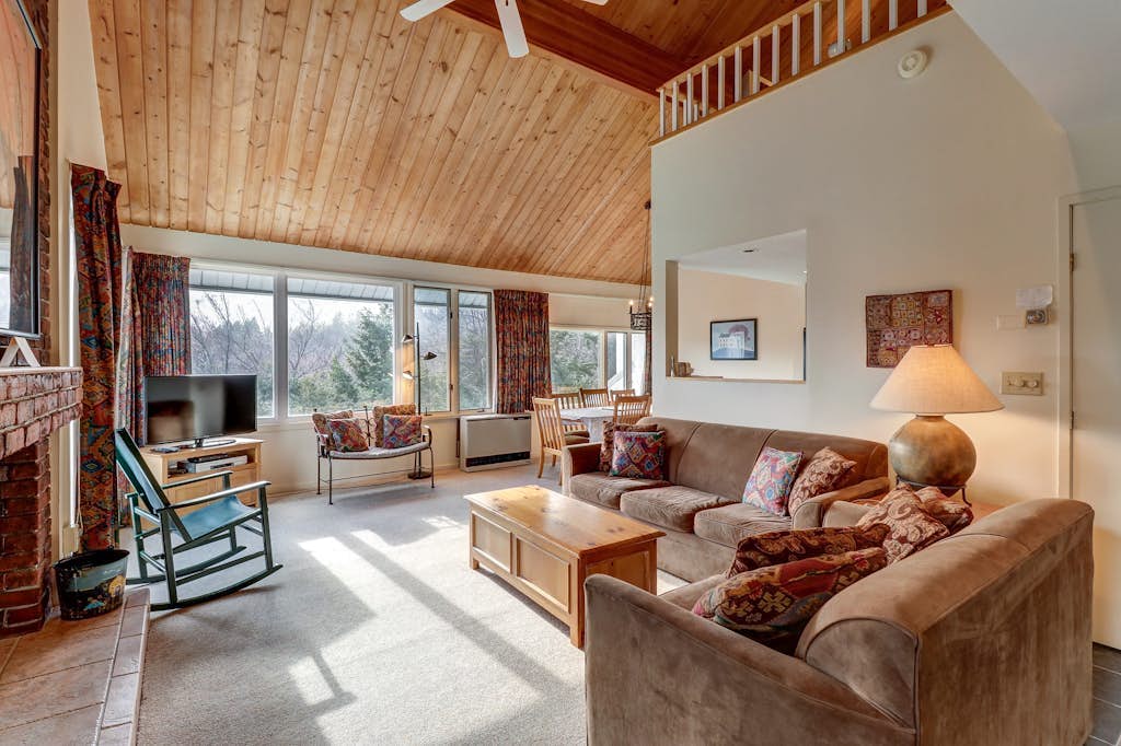 Bright condo with pool & sauna- close to skiing