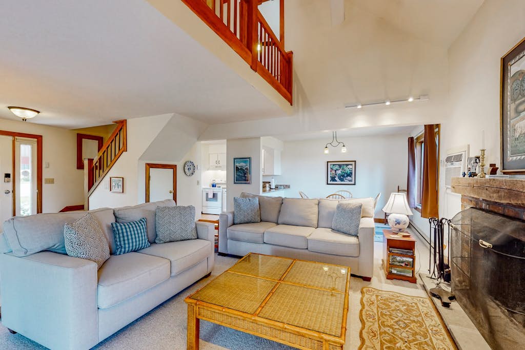 Saltbox townhome with AC, fireplace & deck - near Quechee Club, golf & ski