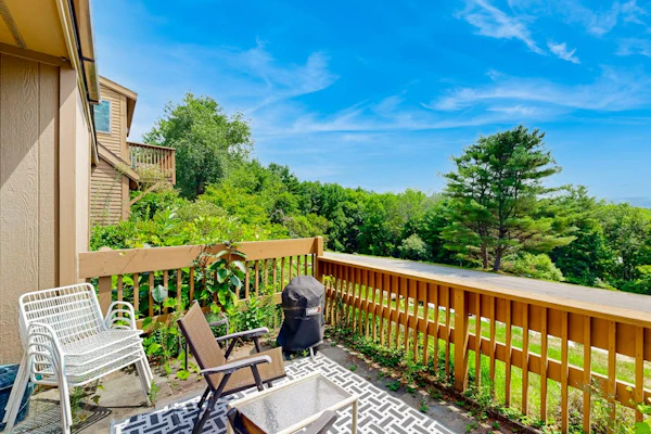 Saltbox townhome with AC, fireplace & deck - near Quechee Club, golf & ski