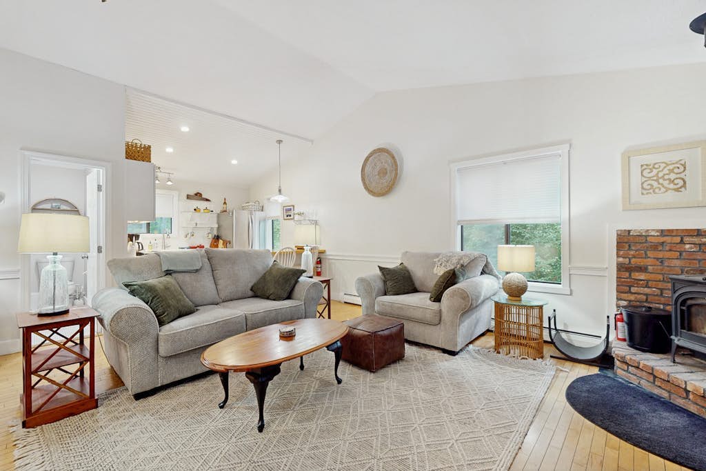 Beautiful bright condo with deck, wifi, kitchen, w/d, bbq, mountain view, TV's