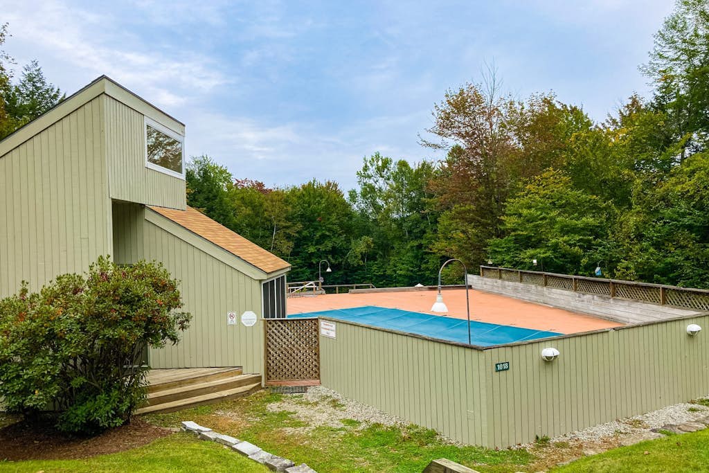 End-unit condo w/ fireplace, pool, sauna, tennis, deck, ski locker, w/d