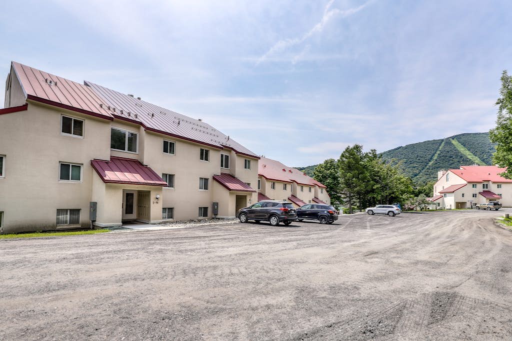 Ski-In/Ski-Out Second-Floor Condo w/ Free WiFi, Mountain Views, & a Shared Pool