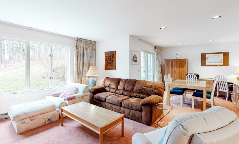 Ski condo with locker, shuttle, fast WiFi, fireplace, washer/dryer & AC