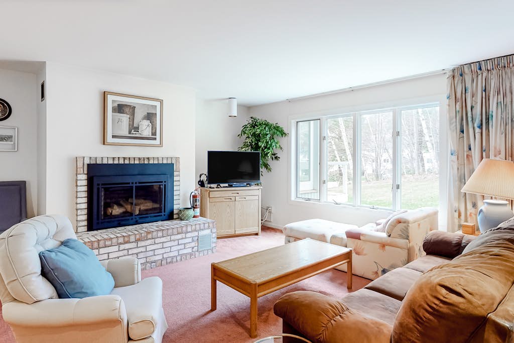 Ski condo with locker, shuttle, fast WiFi, fireplace, washer/dryer & AC