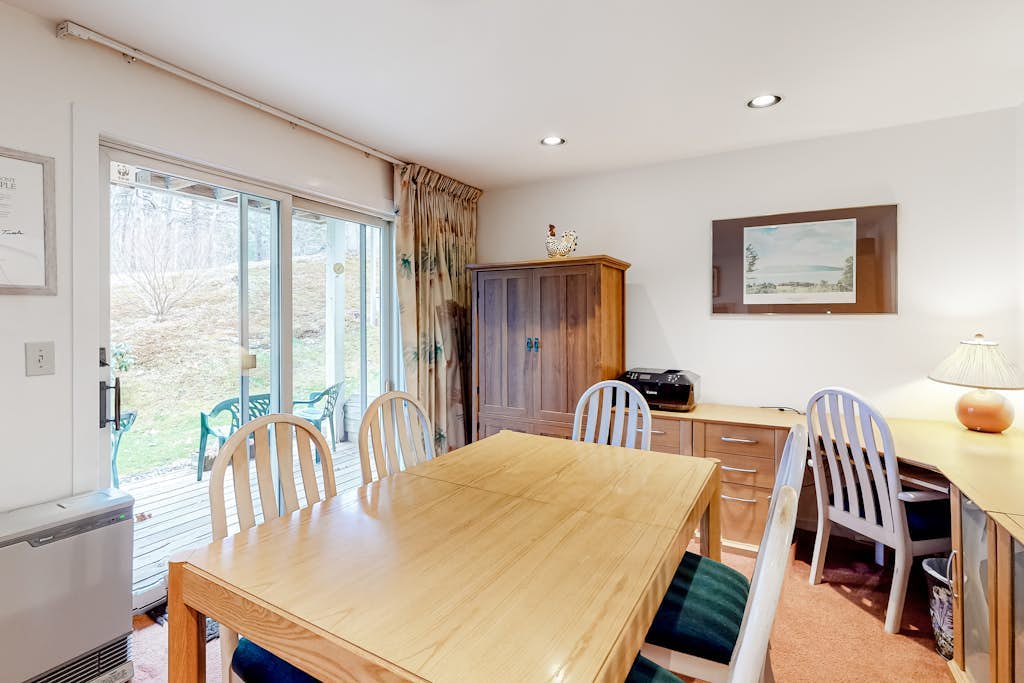Ski condo with locker, shuttle, fast WiFi, fireplace, washer/dryer & AC