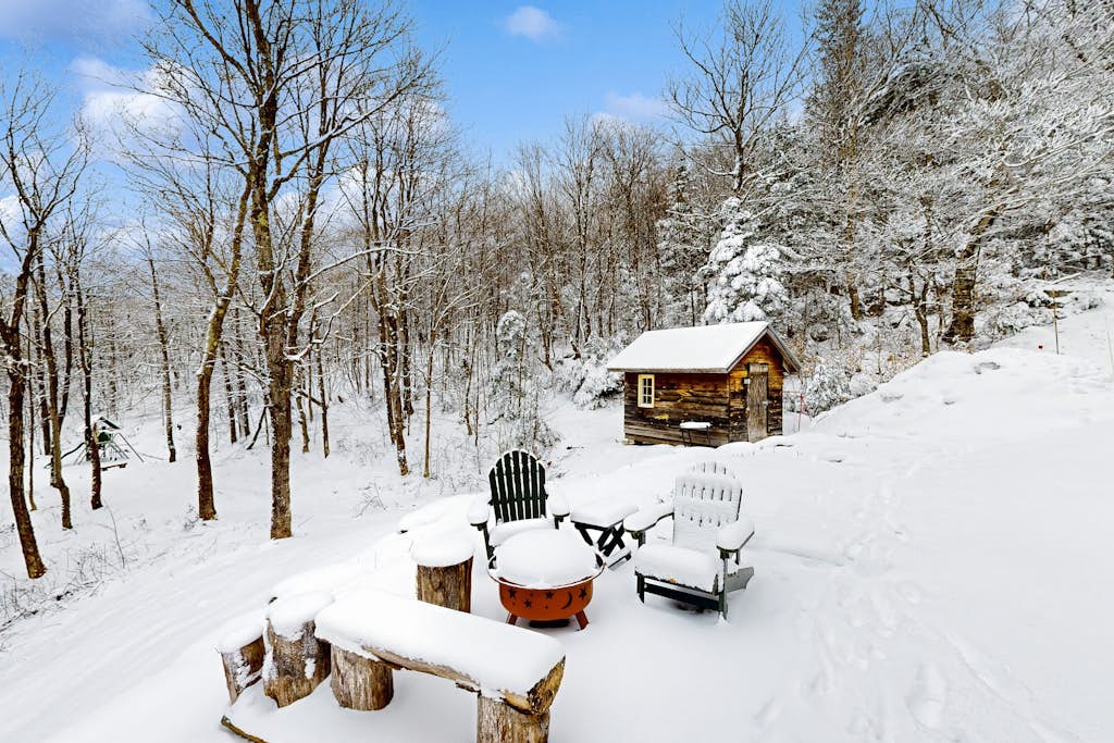 Quintessential wilderness retreat with mtn views & kayaks - dog-friendly