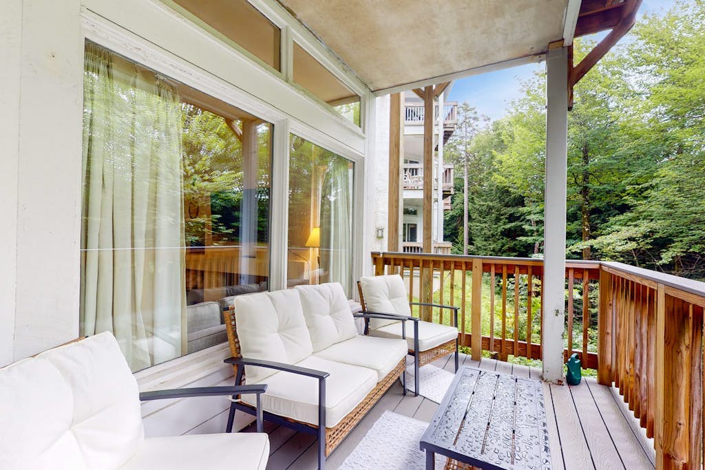 Bright & cheery condo w/ wifi, pools, tennis, gym, sauna, & game room