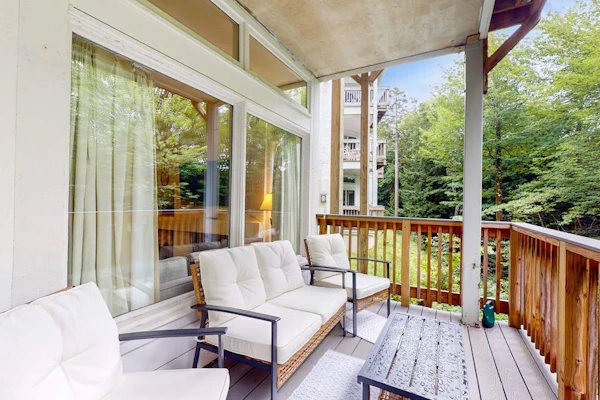 Bright & cheery condo w/ wifi, pools, tennis, gym, sauna, & game room