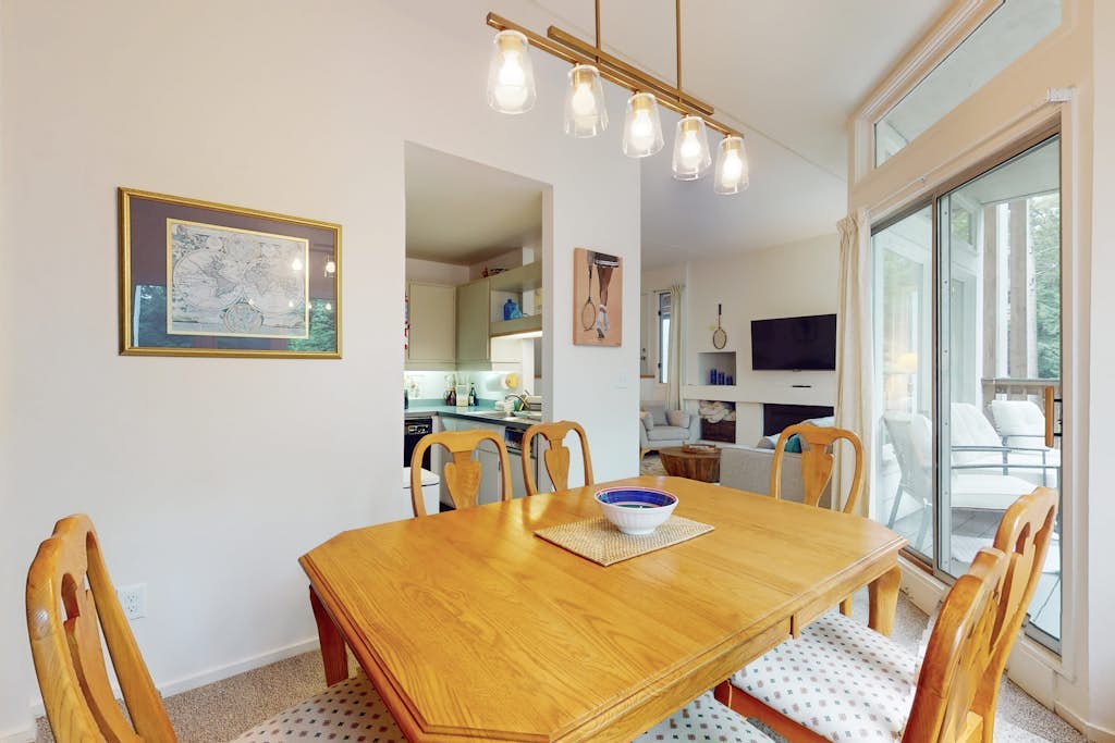 Bright & cheery condo w/ wifi, pools, tennis, gym, sauna, & game room