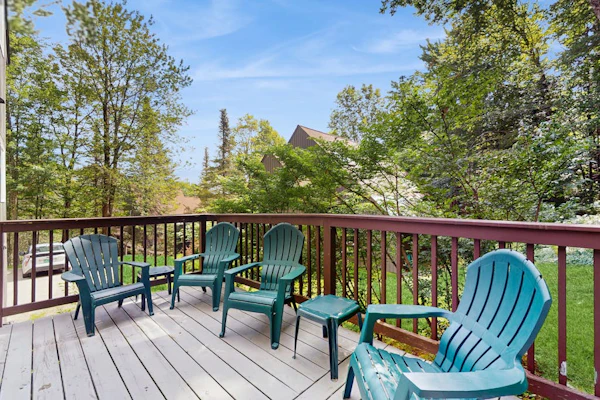 Home w/ mountain view, deck, shared pool & tennis, w/d